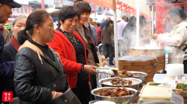 万山金街市集“烟火气”升腾 点亮城市民生新图景