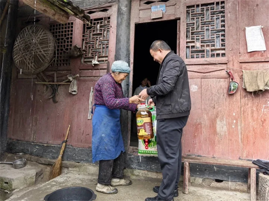 深秋慰問進鄉(xiāng)村 企業(yè)擔當暖民心