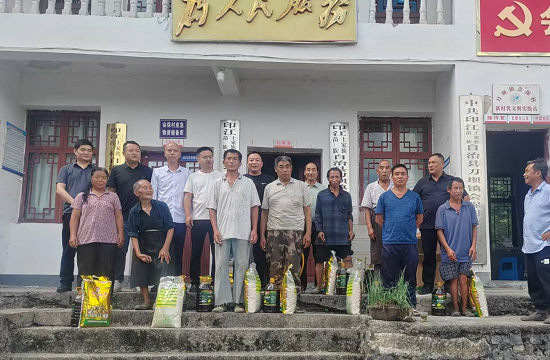 人保财险碧江支公司:双节送暖入乡村 精准帮扶显担当