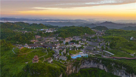 万山:生态修复添新绿 废弃矿山焕生机