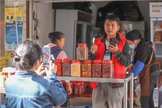 印江:卖货郎叫卖变成了收货郎的吆喝