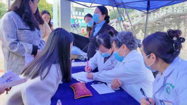 “中醫(yī)中藥 護(hù)佑健康”大型義診活動(dòng)走進(jìn)銅仁，省級(jí)優(yōu)質(zhì)醫(yī)療資源普惠基層民眾