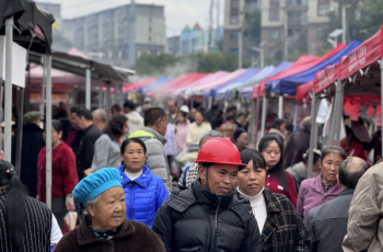 正光集市：安置点里的“烟火气”点亮新生活