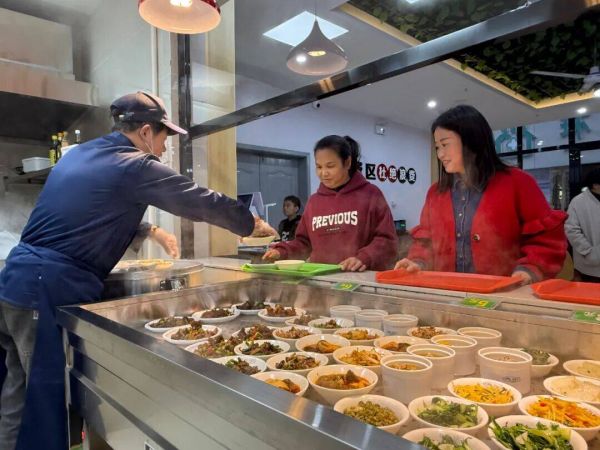 板桥社区这家食堂的暖心服务上线了……