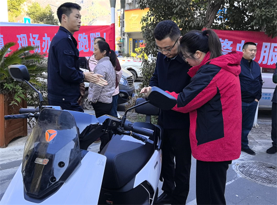 人保財(cái)險(xiǎn)銅仁印江支公司：送牌下鄉(xiāng)  不用多跑 立即承保