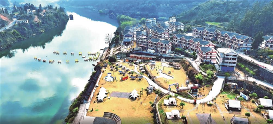 九龙洞“变形记”：从“单一观光”到“全域度假”的蝶变之路