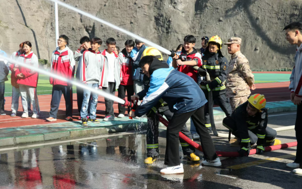 師生“零距離”體驗筑牢消防安全意識