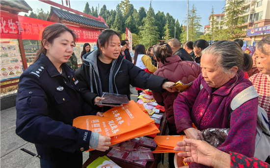 万山多部门开展世界艾滋病日主题宣传活动