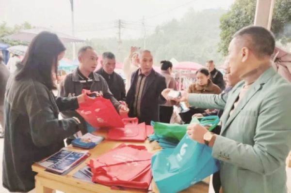 灯塔街道集市一线解民忧 反诈宣传入人心