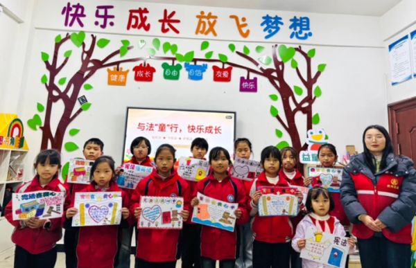 普法宣传进社区,手抄报里“话”文明