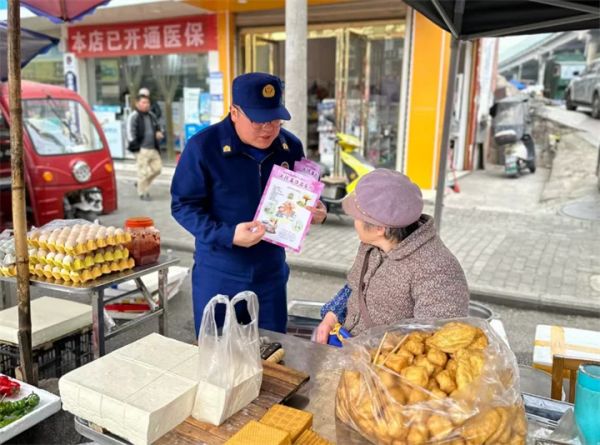 消防员与群众面对面话冬季防火用电安全