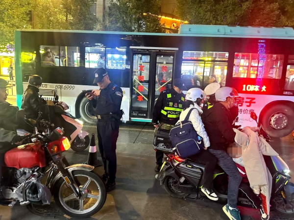 逢车必查！碧江公安让交通违法“无处遁形”