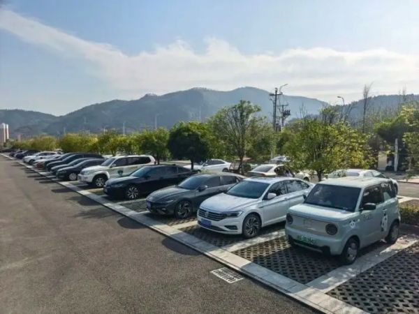 免费停车+平价简餐 万山这波便民操作必须赞！