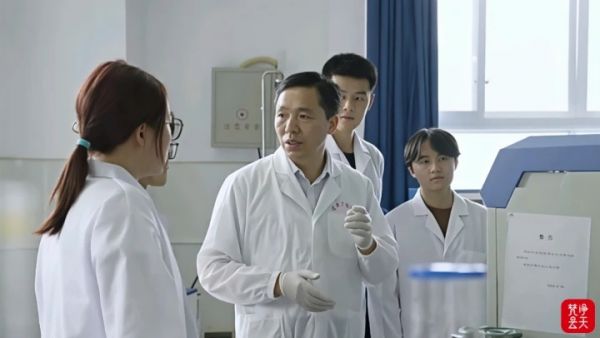 铜仁职大张华琦教授荣膺“杰出教师奖”