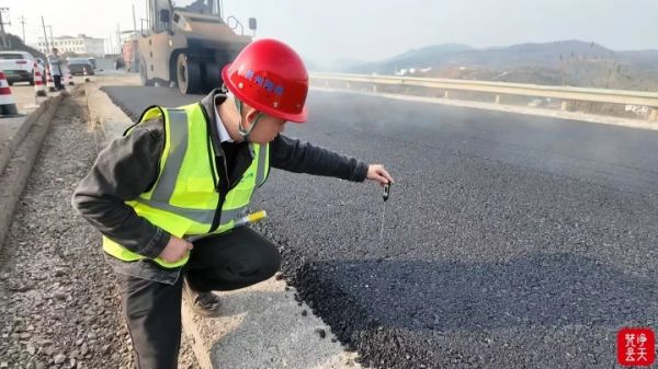 G242万山段改扩建工程冲刺攻坚