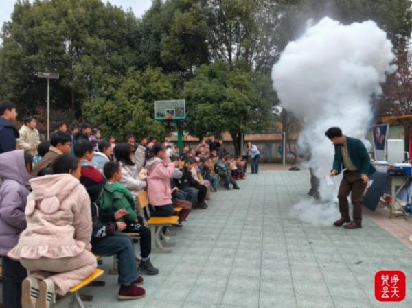 科学魔法秀点亮山区校园：让火焰在掌心起舞，让梦想在山间绽放