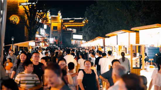 燃动昼夜的舌尖经济：碧江餐饮以夜市与地摊为双翼“出圈”