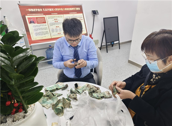 暖心服务解烦忧!农行印江西园支行为八旬老人兑换霉腐现金