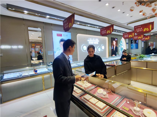 农行思南支行走进商户开展反洗钱法规宣传