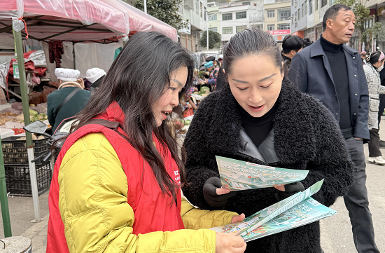 人保财险铜仁沿河支公司:保险宣传进集市