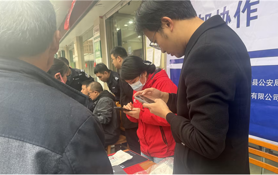 人保财险铜仁印江支公司：送牌下乡再推进