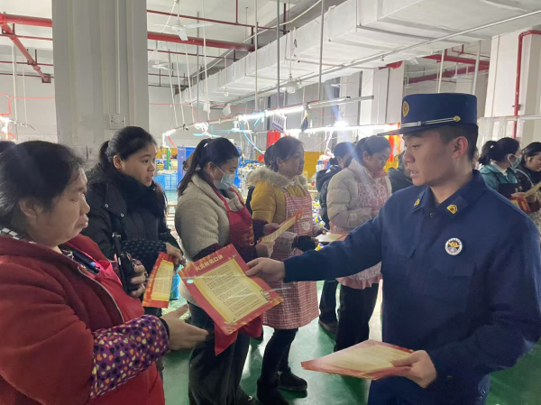 沿河消防培训进服装厂 筑牢安全“防护墙”