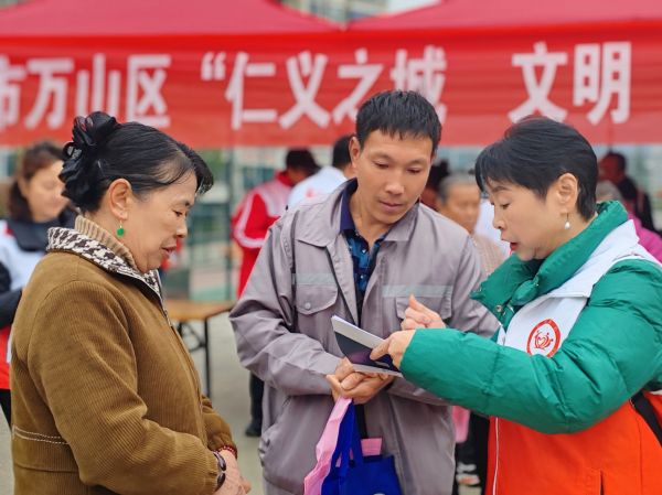 志愿服务暖民心 文明创建正当时