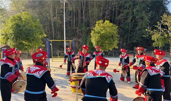 锣鼓催春迎福至 同心共制“团圆红”