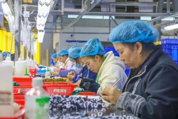 苗乡玩具车间里的幸福答卷