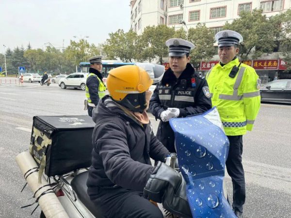 【创建文明城市 建设美好家园】万山：斑马线上的文明出行