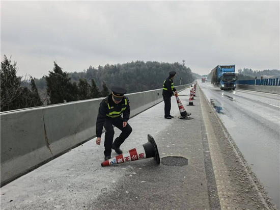 杭瑞高速铜仁北段降雪 执法部门紧急除冰保道路畅通
