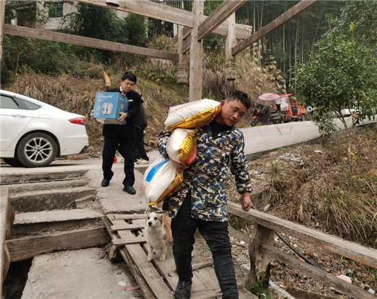 松桃农信联社紧急援助火灾受灾农户  用行动诠释“农信有爱”