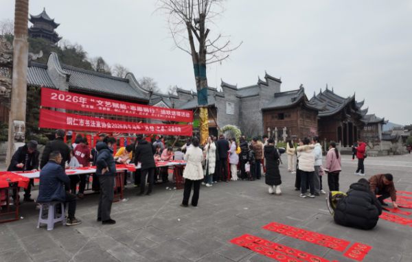 挥毫泼墨颂丙午 春联送福暖人心