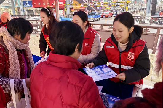 人保财险铜仁石阡支公司：人民广场摆“课堂” 防非知识送万家