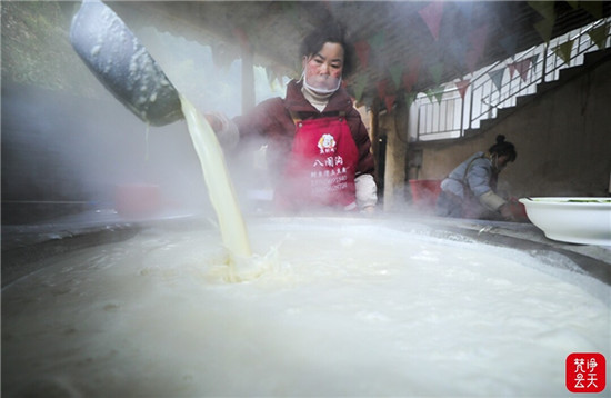 江口：赶制特色美食抹茶臭豆腐