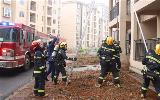 大龙消防开展自建房灭火救援实战演练