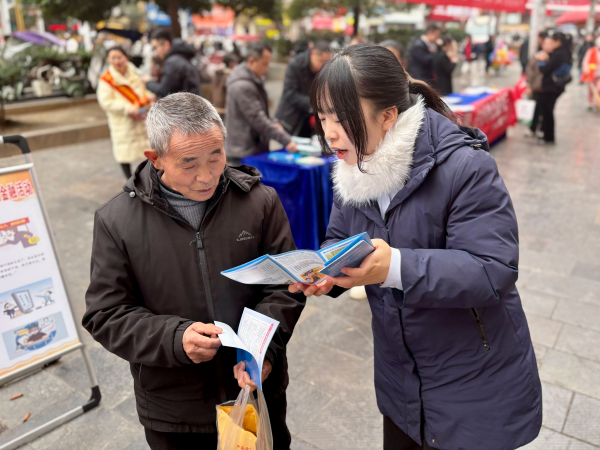 贵州银行德江支行：返乡季送金融知识 守牢群众钱袋子