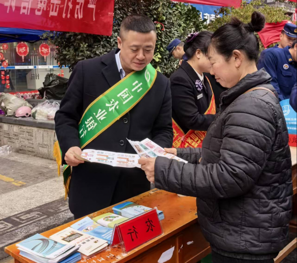 金融知识进街头！农行沿河支行守护群众“钱袋子”