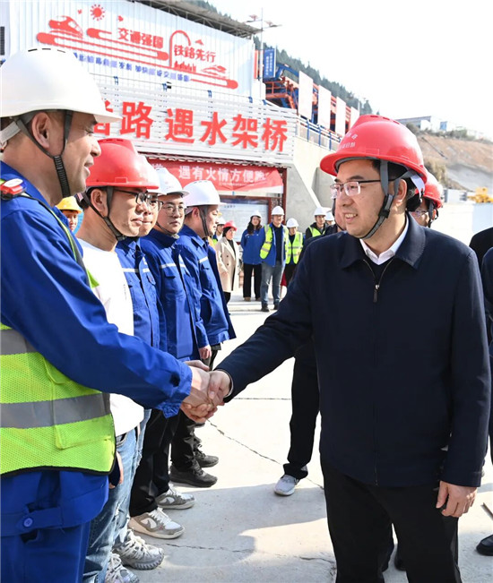 李作勋穆嵘坤看望慰问一线干部职工