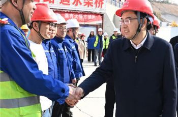 李作勋穆嵘坤看望慰问一线干部职工