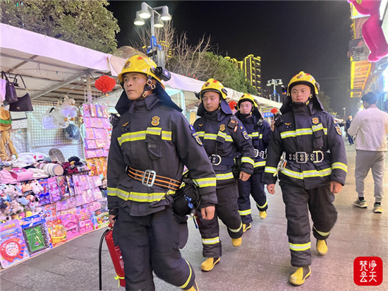 【新春走基层】新春守岁人：“火焰蓝”与万家灯火的约定