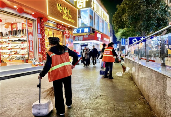 春节我在岗 | 铜仁环卫工人用坚守守护城市年味
