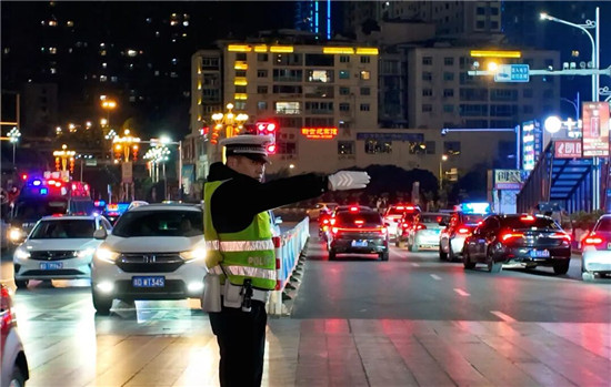 铜仁公安为城市温情“守岁”