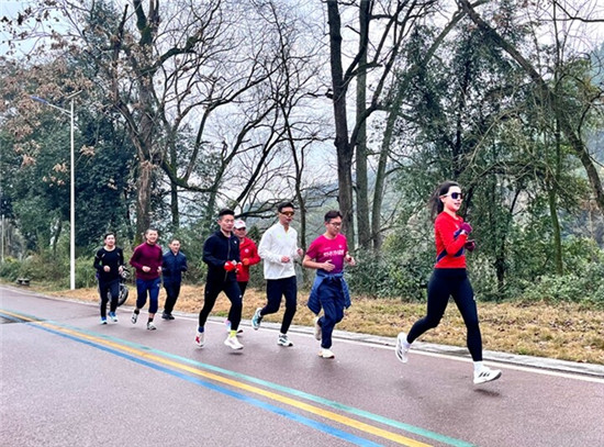 【网络中国节·春节】铜仁运动爱好者以奔跑骑行点亮新春