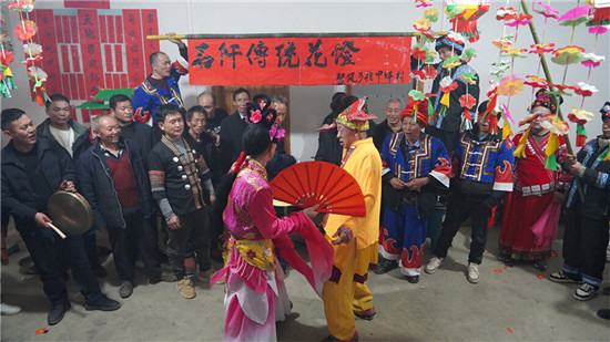 【新春走基层】石阡：非遗花灯闹新春