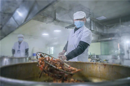 【网络中国节·春节】年味飘香！万山本土卤味企业新春产销两旺