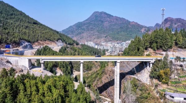 沿河甘溪镇移民安置点大桥建成通车