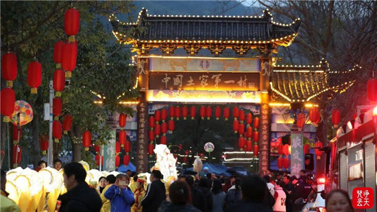 江口：云舍河灯映佳节 元宵灯谜乐全城