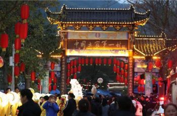 江口：云舍河灯映佳节 元宵灯谜乐全城