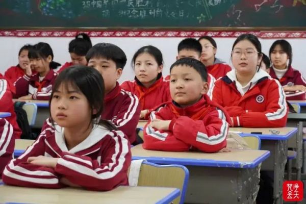 万山开展形式多样学雷锋活动